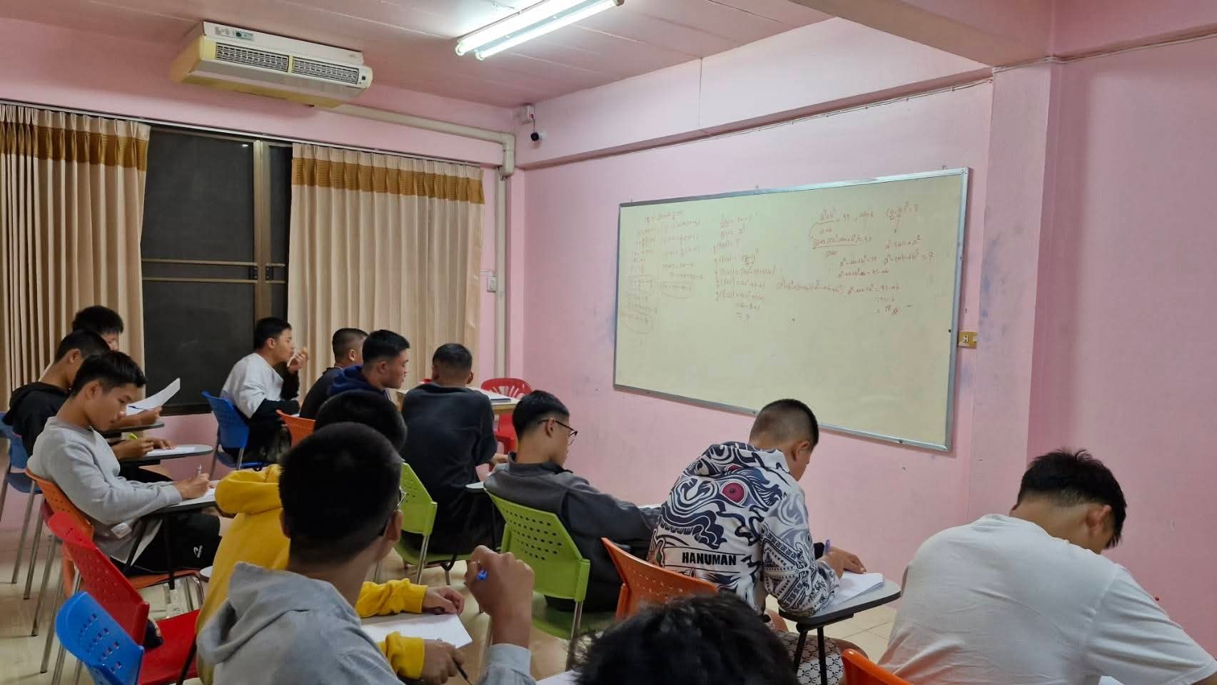 นักเรียนเรียนในห้อง