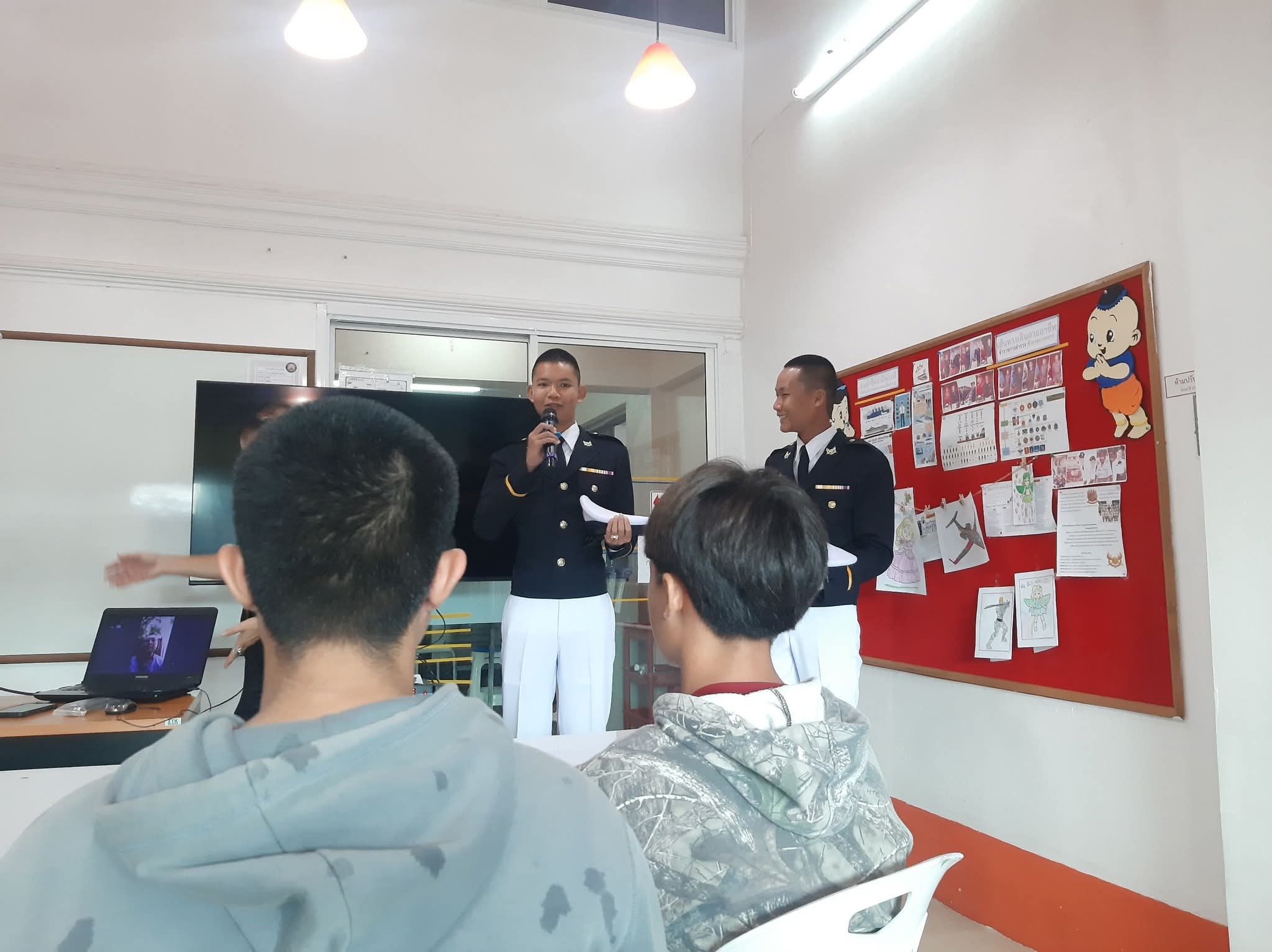 รุ่นพี่พูดให้กำลังใจ