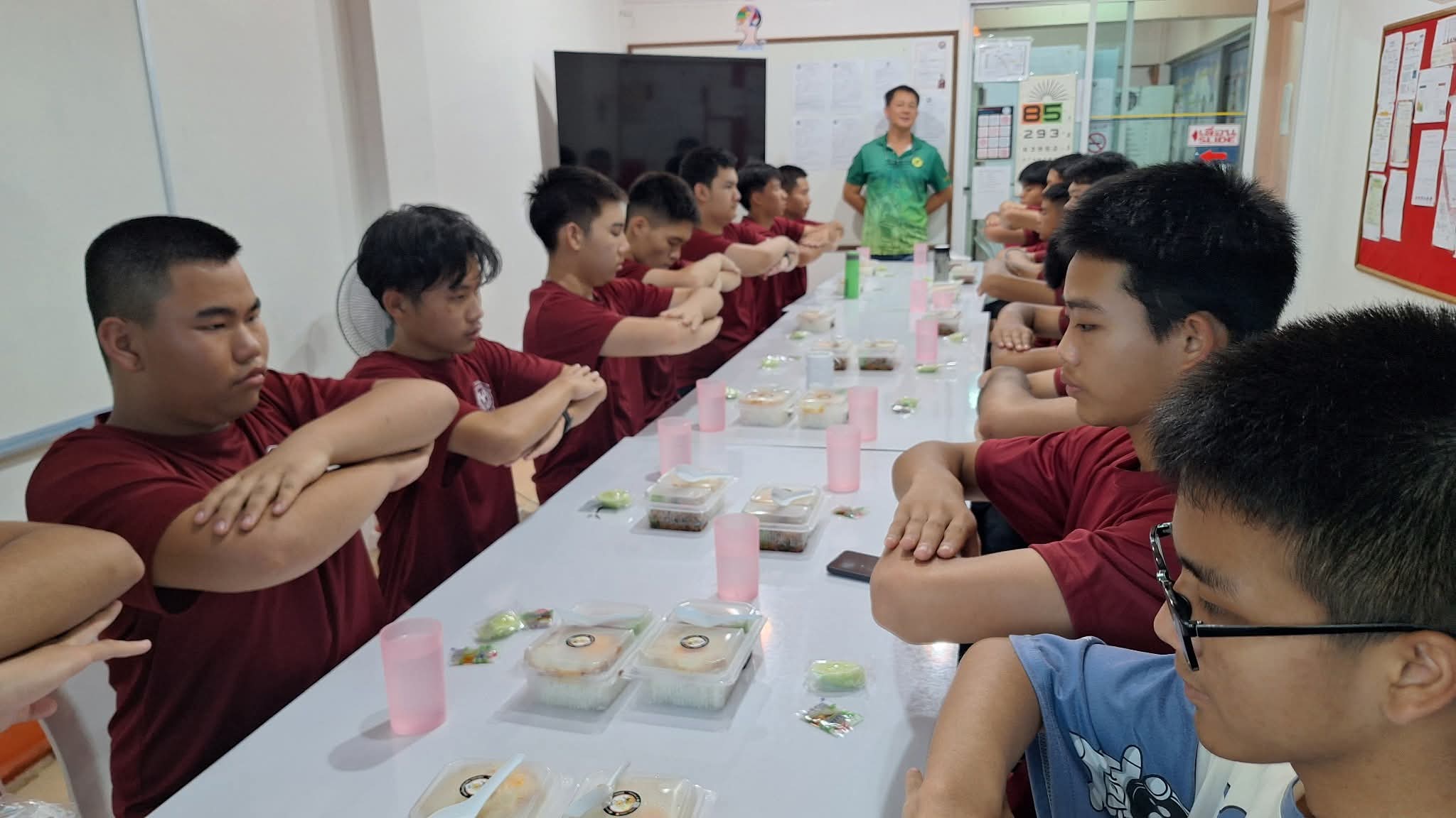 นักเรียนกินข้าวด้วยกัน