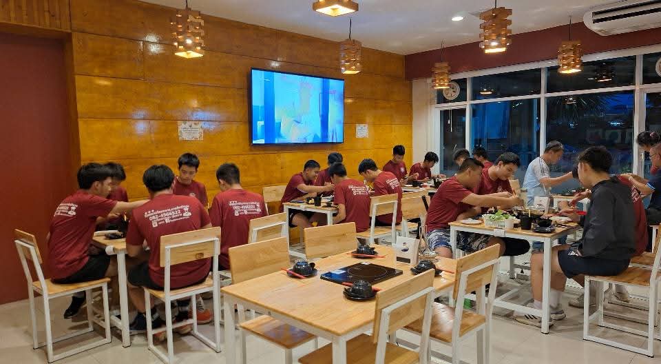 นักเรียนกินชาบูหมู่