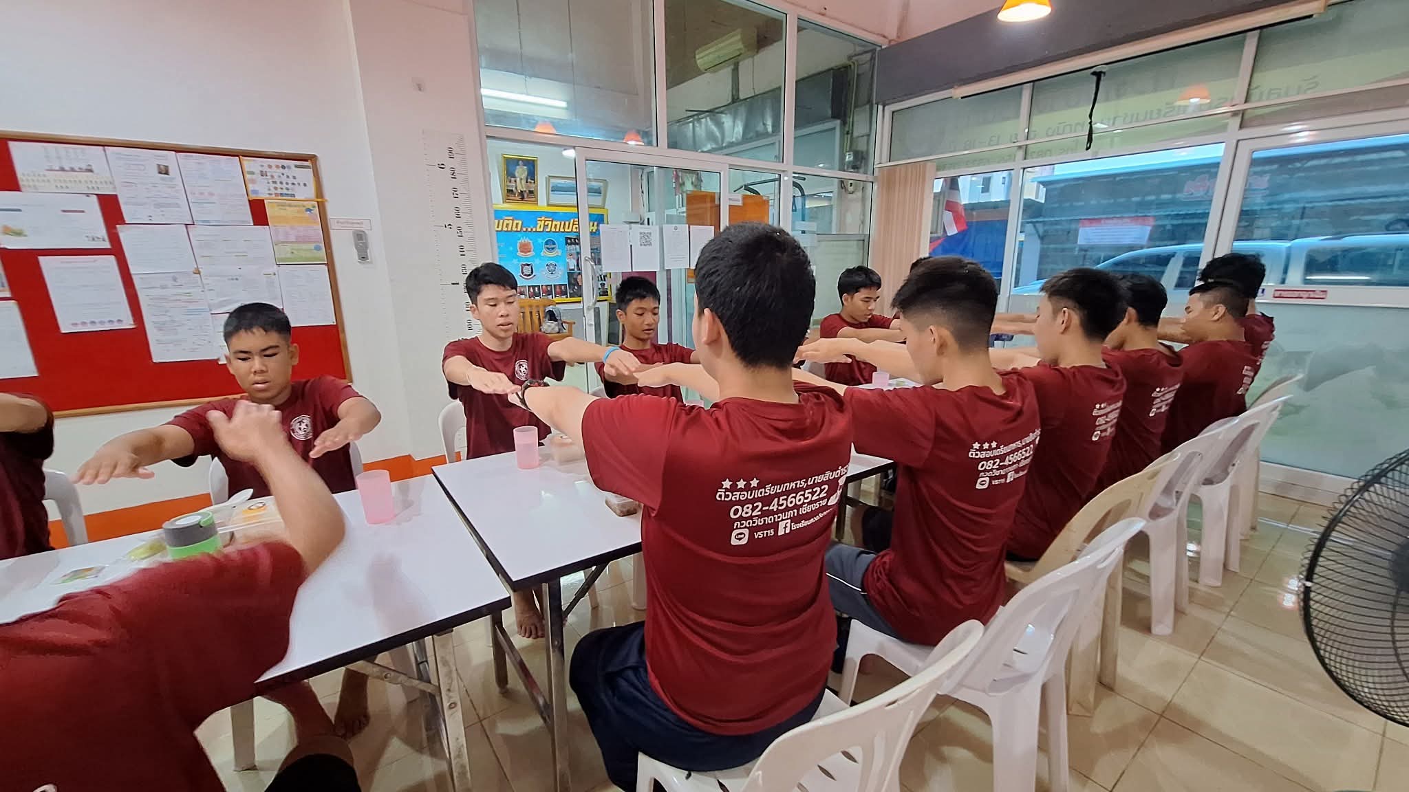 นักเรียนยืดแขน