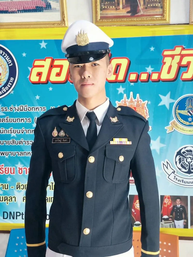 รุ่นพี่ศิษย์เก่าในชุดนักเรียนเตรียมทหาร