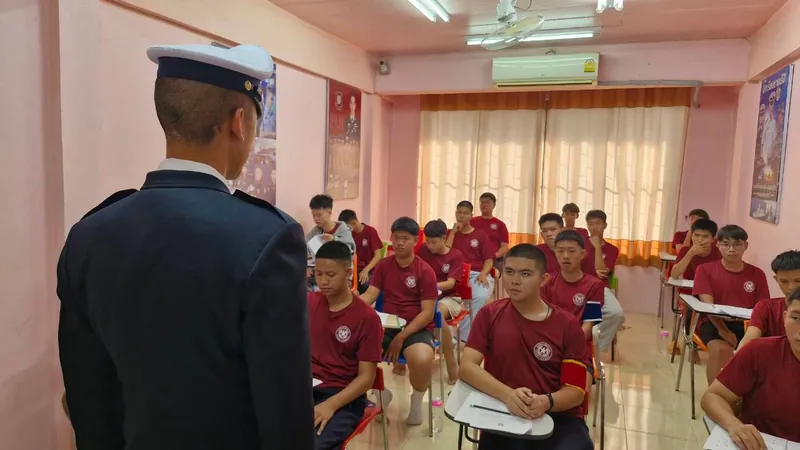 รุ่นพี่ชุดขาวพูดคุยกับน้อง ๆ ในห้องเรียน