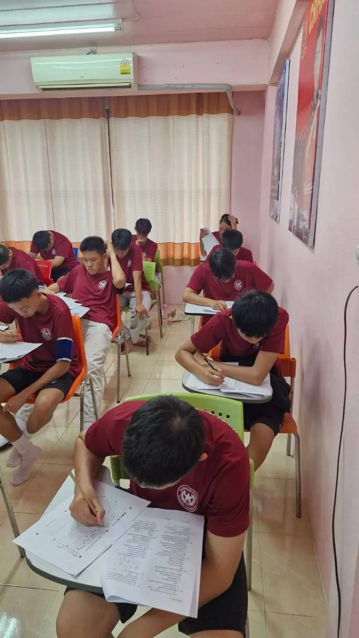 นักเรียนทำแบบฝึกหัดในห้องเรียน
