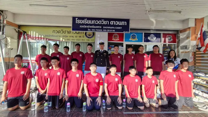 นักเรียนถ่ายรูปรวมหน้าโรงเรียน