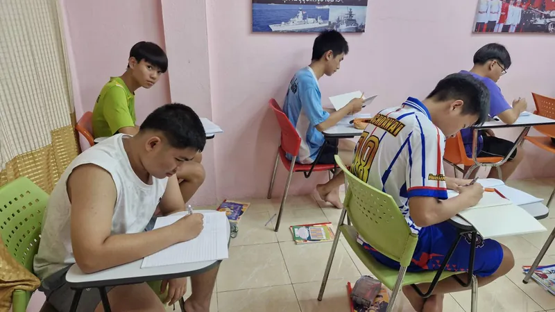 นักเรียนฝึกทำข้อสอบช่วงดึก