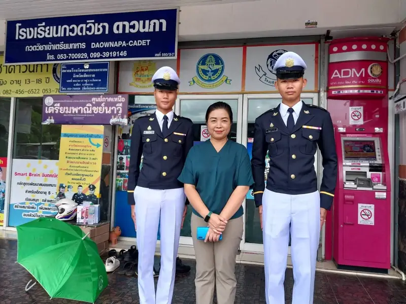 ครูและศิษย์เก่า หน้าโรงเรียนกวดวิชาดาวนภา