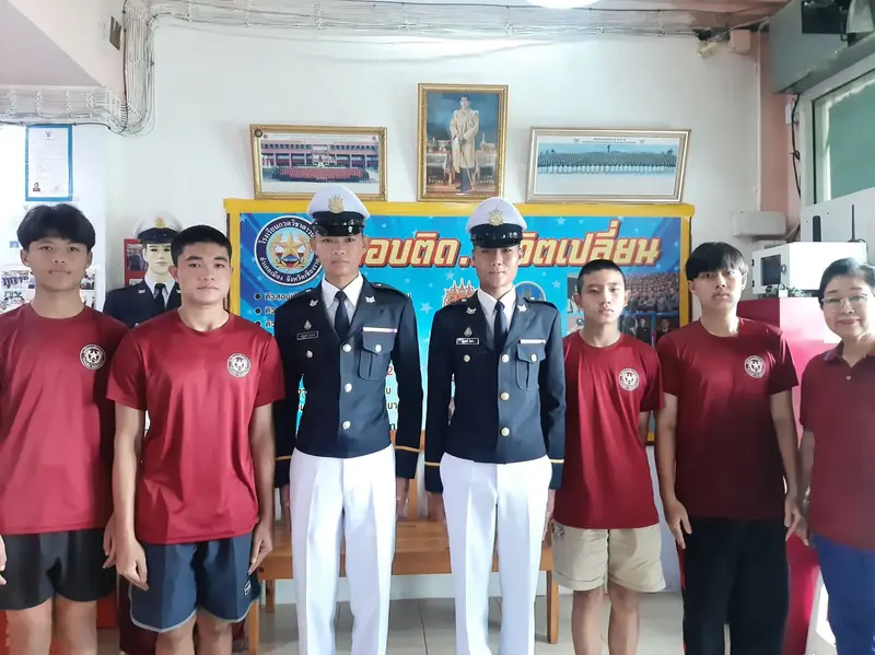 รุ่นพี่เตรียมทหารกับน้อง ๆ ที่โรงเรียนกวดวิชาดาวนภา